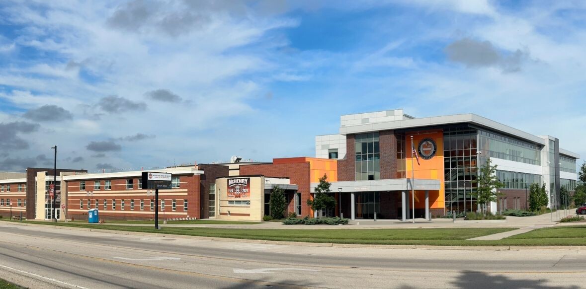 Старшая школа в пригороде Чикаго