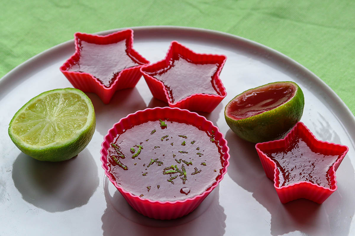 Для приготовления мармелада удобно использовать силиконовые формочки. Источник: Shuttestock📷
