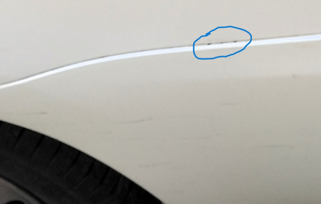  В месте контакта пластикого бампера и заднего крыла крошечные точки повреждения ЛКП. Если вовремя не изолировать металл от внешнего мира — будет беда.