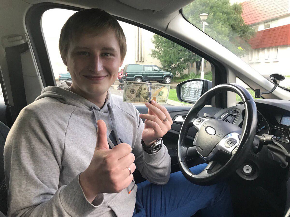 На фото молодой я и первые заработанные мной деньги со стоков😎.