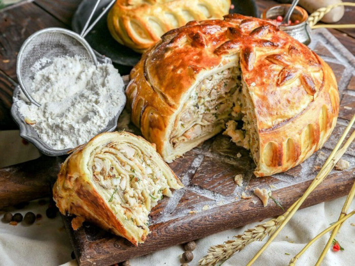 На Троицу на Руси пекли курник.