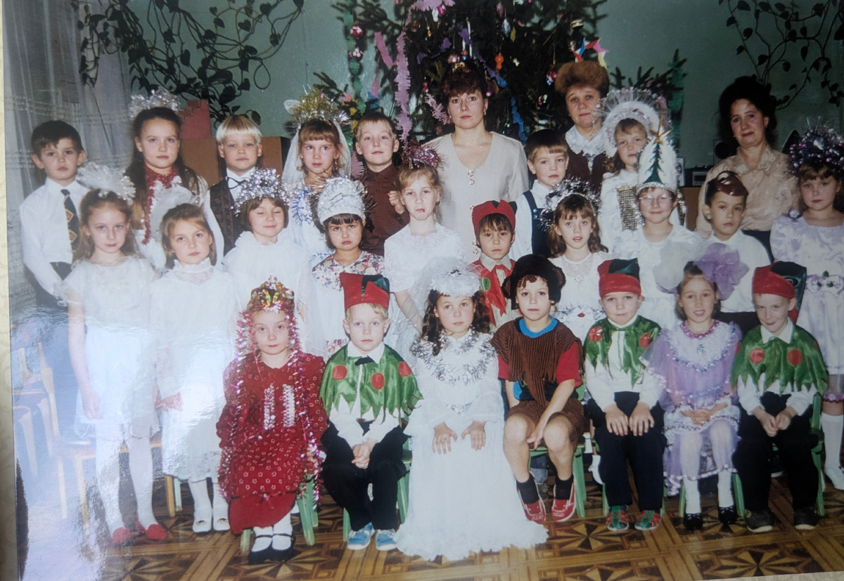 Новогодний утренник в детском саду "Кораблик". Я - во втором ряду, третья справа в короне с ёлочкой