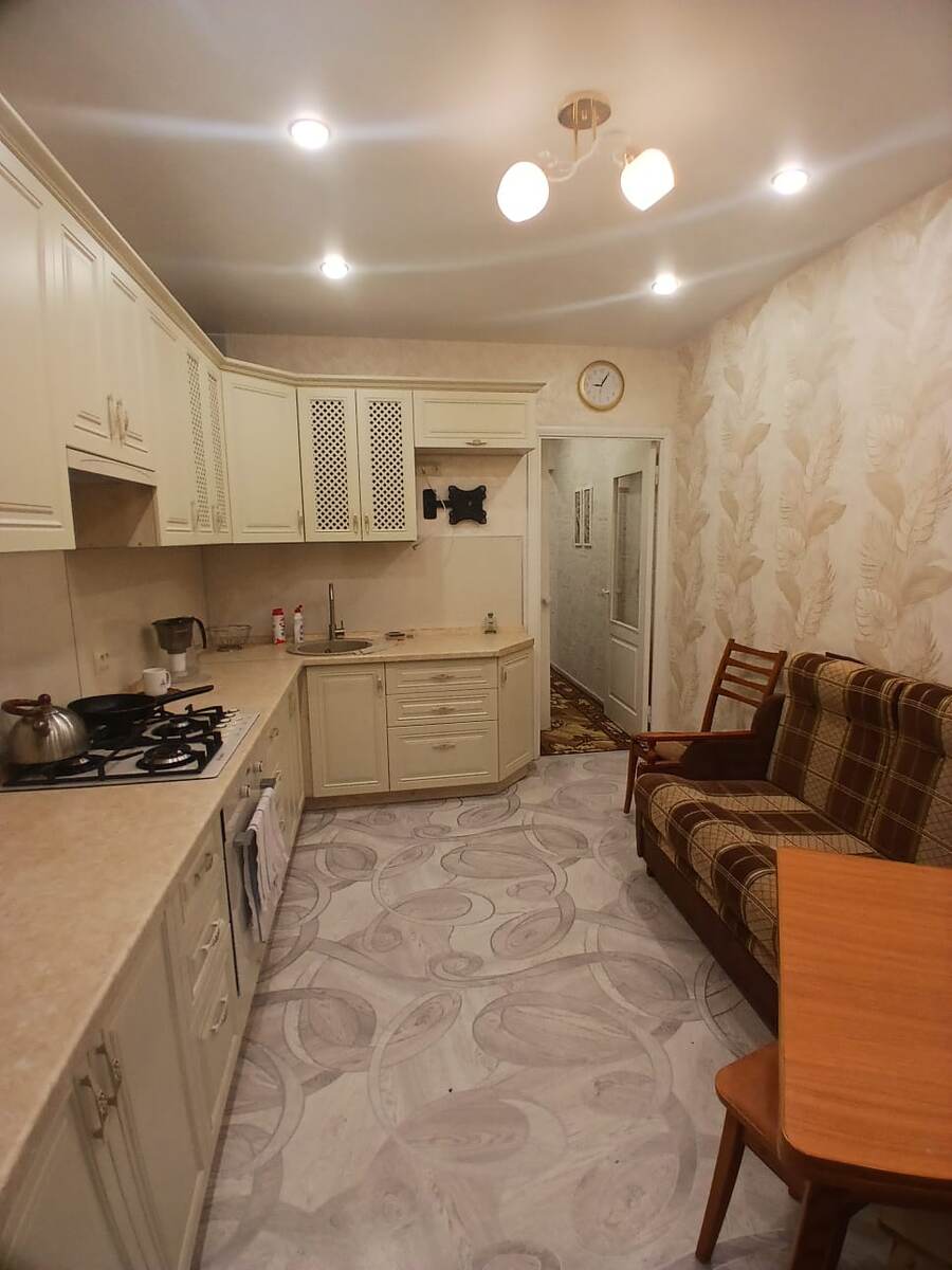 Это фото кухни из маминой квартиры. Диван на кухне остался от прежних хозяев, оставили его пока.
