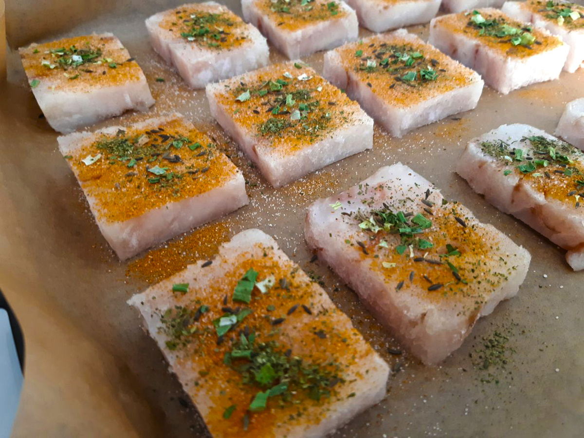 Смешала соль и пряности, посыпала