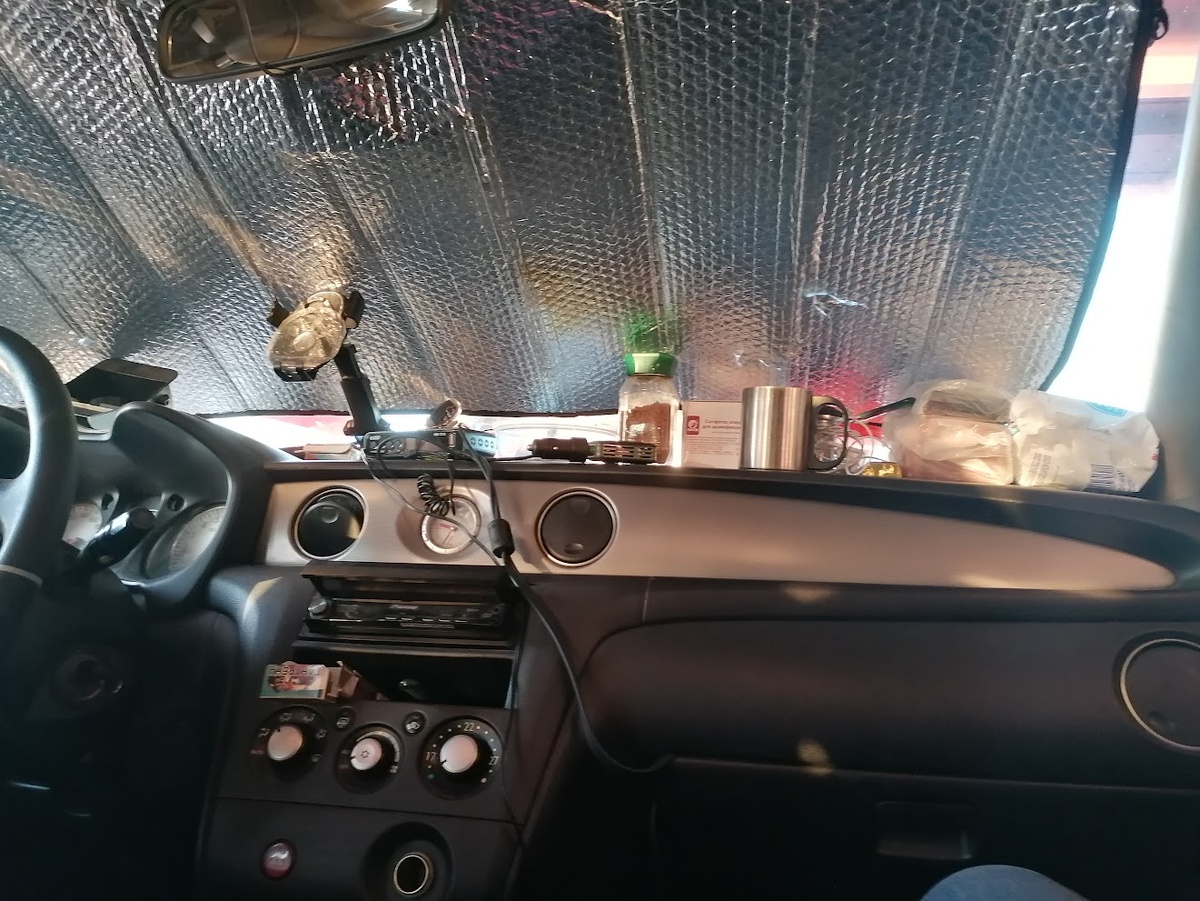 Так выглядит салон машины в дороге на барже:) Куча салфеток на все случаи жизни и кофе