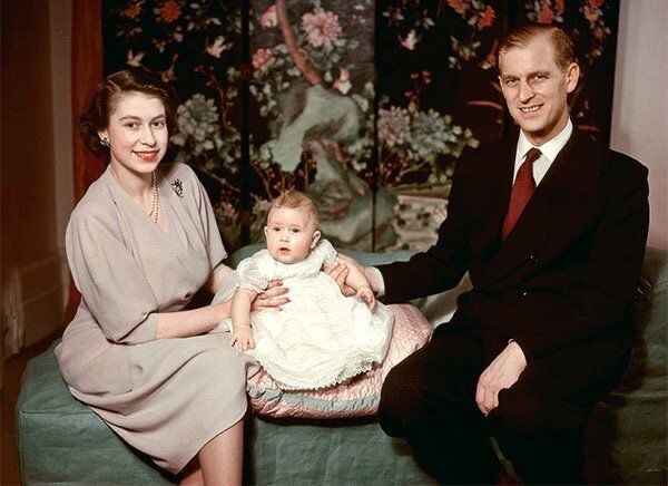Елизавета и Филипп с сыном Чарльзом