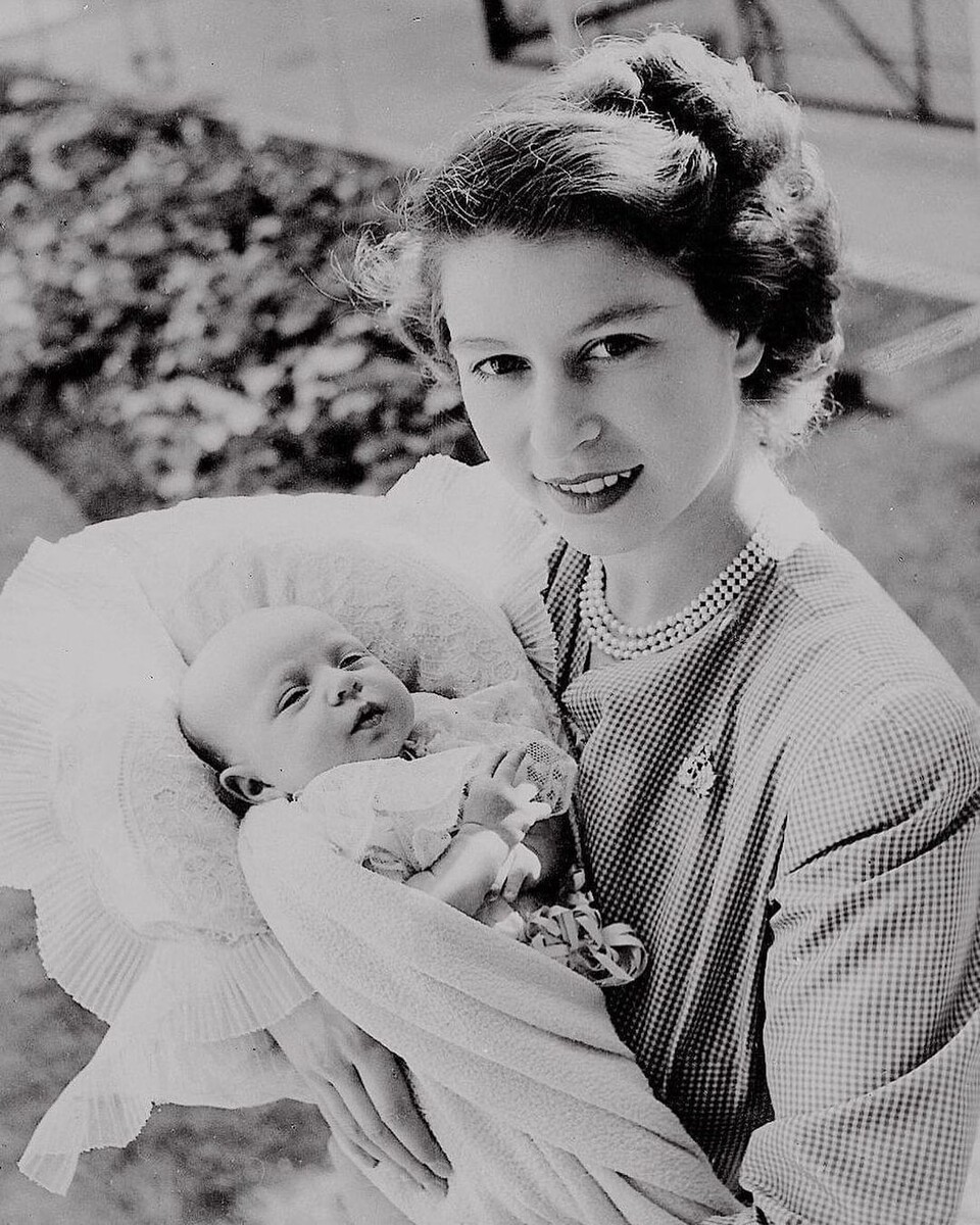 Елизавета II держит на руках принцессу Анну