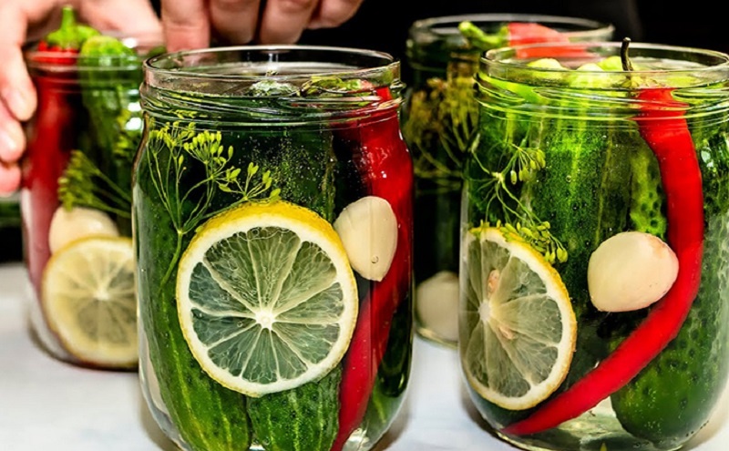 Маринованные огурцы с лимоном и перцем — хрустящая закуска без уксуса