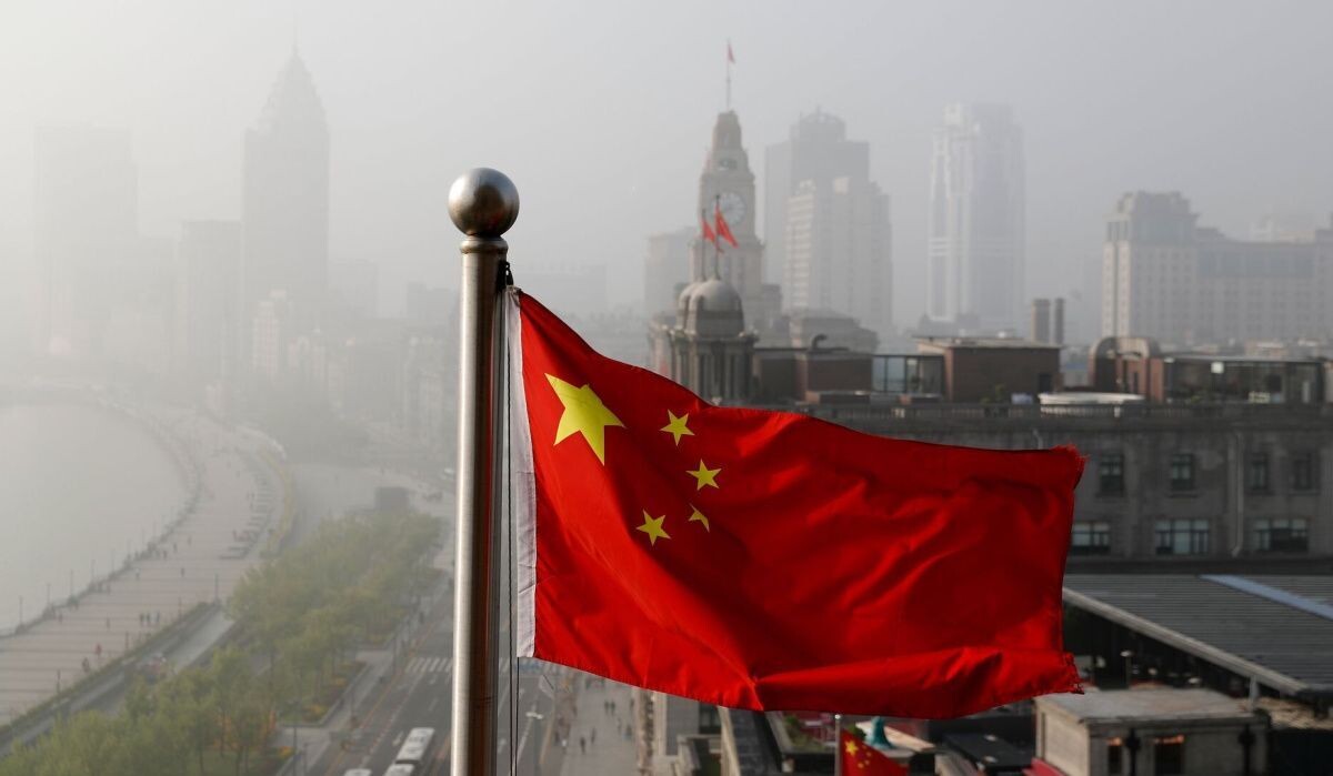     Китая над офисными зданиями в Шанхае. Источник: © AP Photo Автор фото: Andy Wong, File