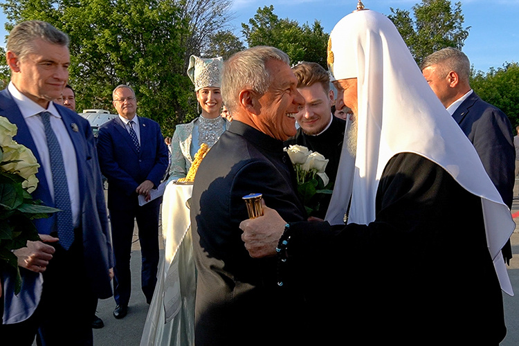    Патриарха Московского и всея Руси Кирилла встретили раис Татарстана Рустам Минниханов и чуть загодя прилетевший лидер ЛДПР Леонид Слуцкий.   
Фото: rais.tatarstan.ru