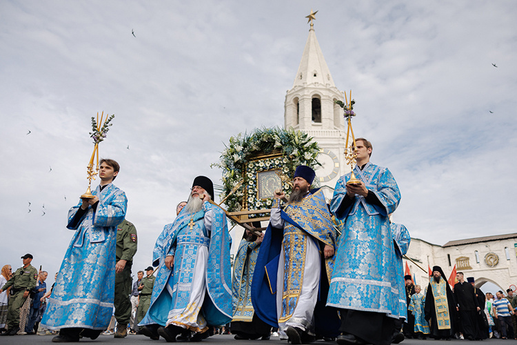    Традиционно день празднования явления Казанской иконы Божией Матери отмечается крестным ходом из Казанского кремля к месту обретения святыни — Казанскому Богородицкому мужскому монастырю и воссозданному на его территории собору.   
Фото: Сергей Елагин