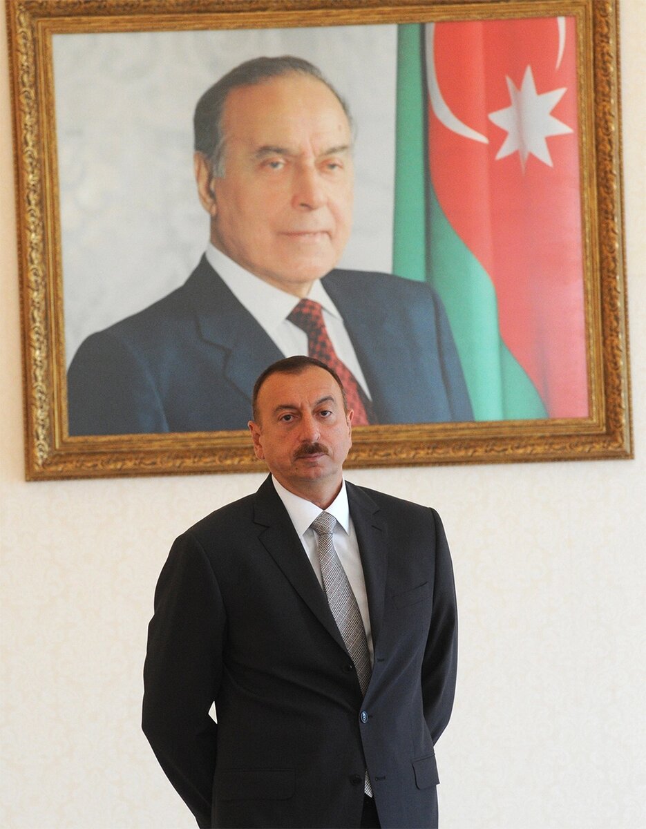    Президент Азербайджана Ильхам Алиев у портрета своего отца, прежнего президента Азербайджана Гейдара Алиева. 2012 г. Фото: РИА/ Владимир Федоренко