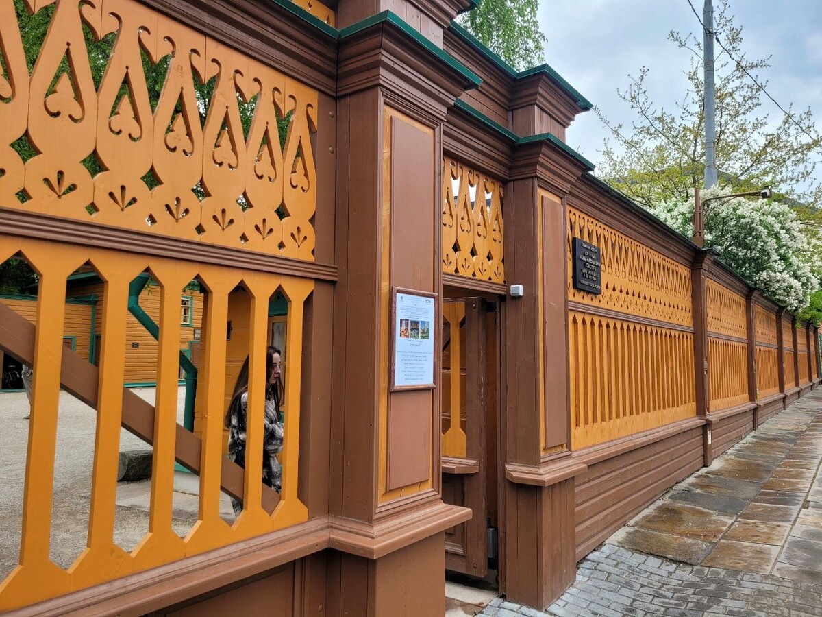 Усадьба находится за этой оградой