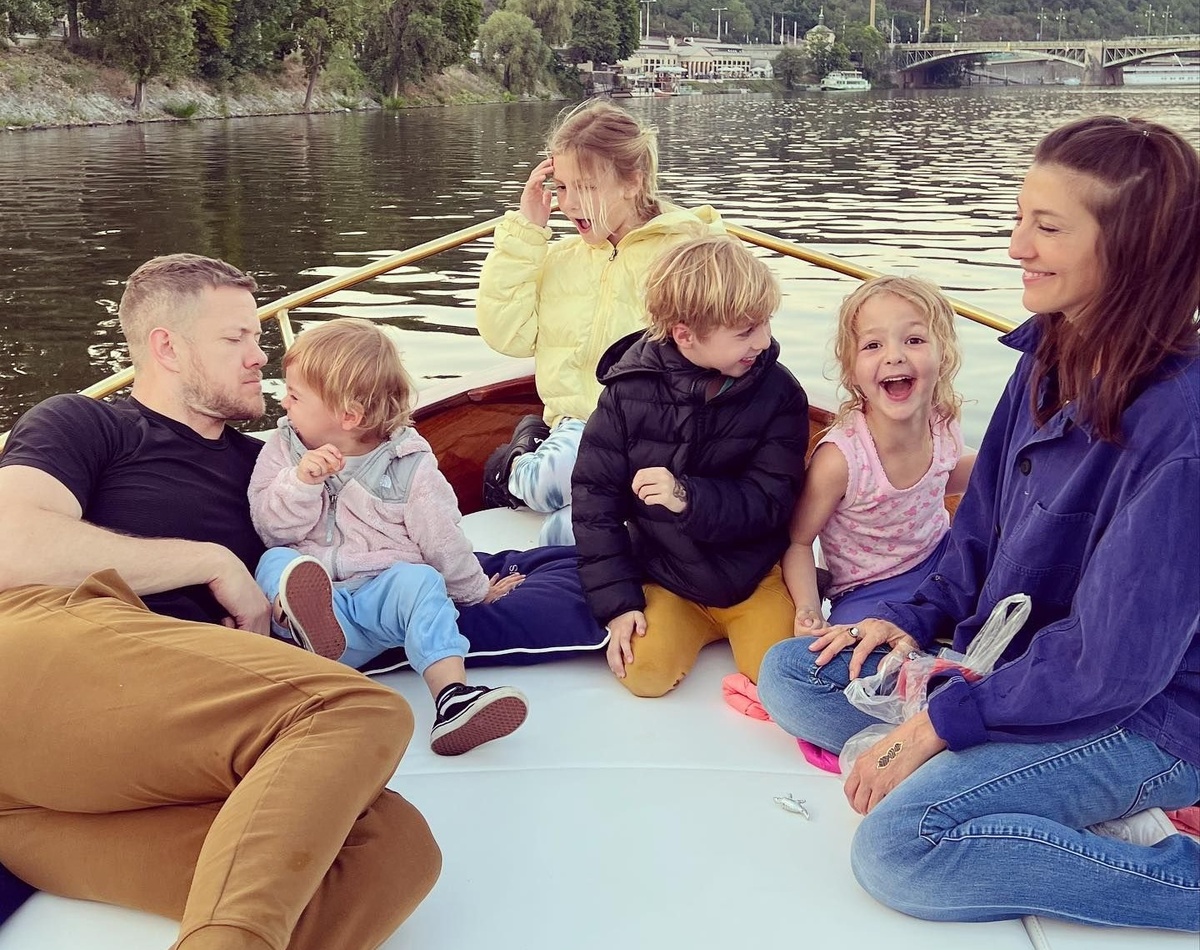 Дэн Рейнольдс с супругой Эйжей Волкман и детьми.