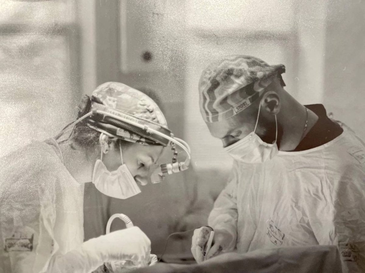    Богуш-Вишневская Екатерина Николаевна – врач-онколог, торакальный хирург областного онкодиспансера, с коллегами за работой