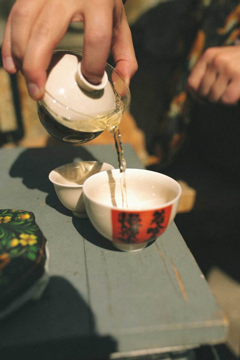 Как заваривать шен пуэр: слив первого настоя из гайвани