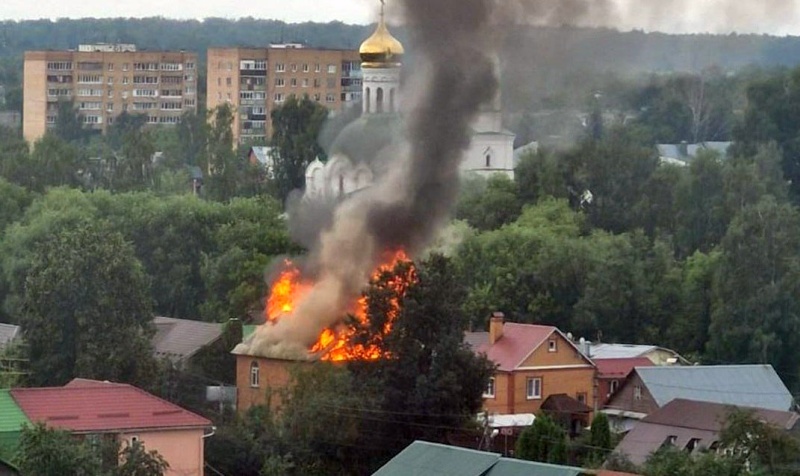    Под Москвой загорелся дом из-за атаки БПЛА