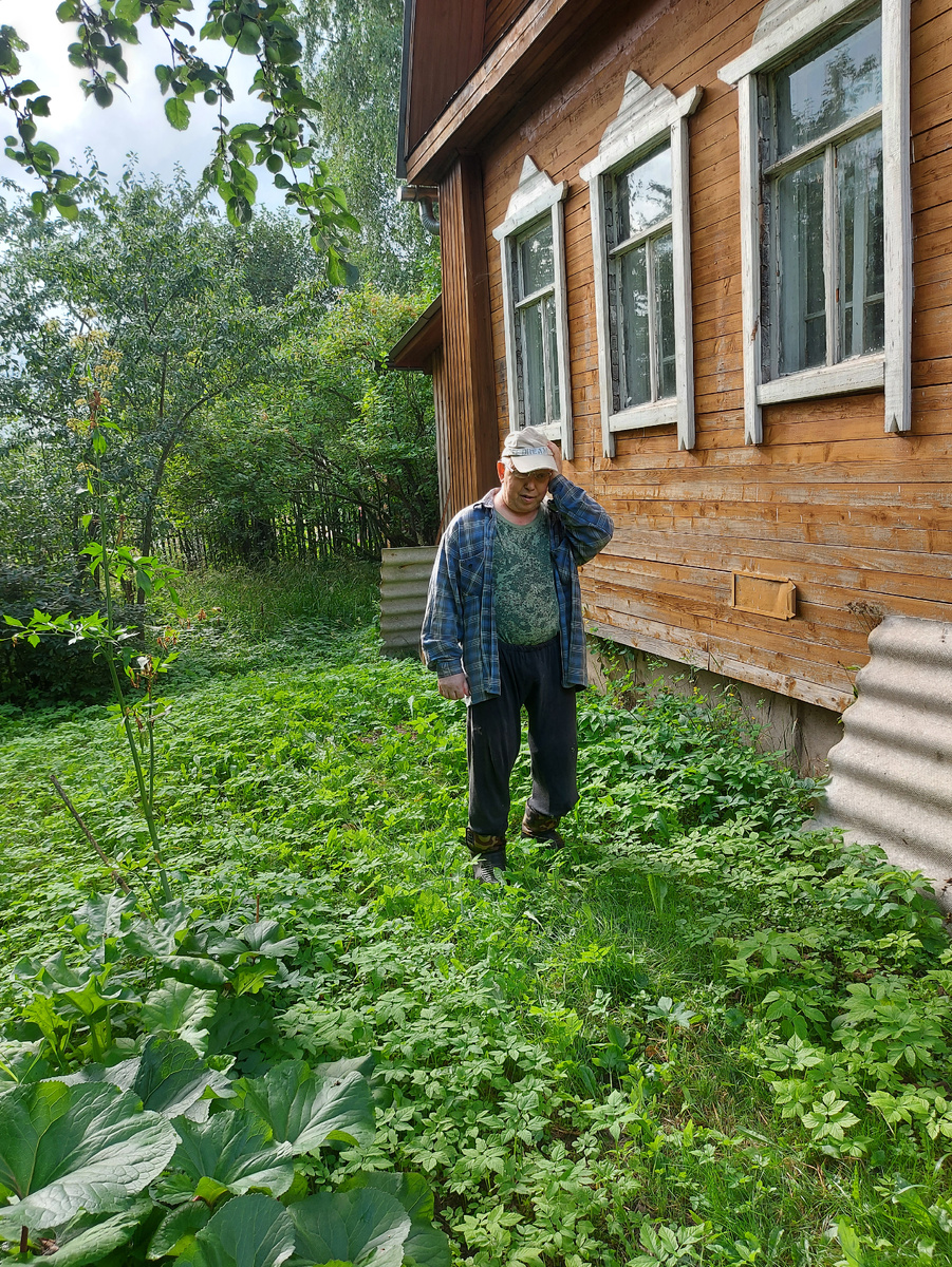 Сергей обходит владенья свои.