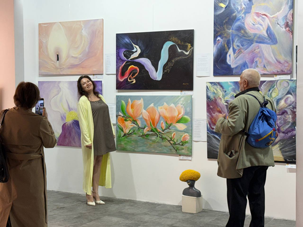 Кэтрин сместе со своими работами на выставке.