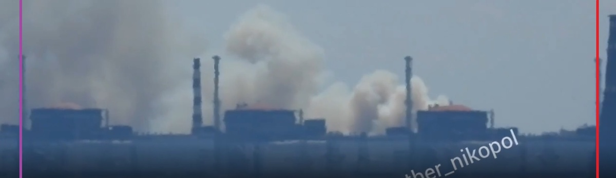 Вид на пожар в районе Энергодара со стороны Никополя. Красная и фиолетовая линии – ориентиры