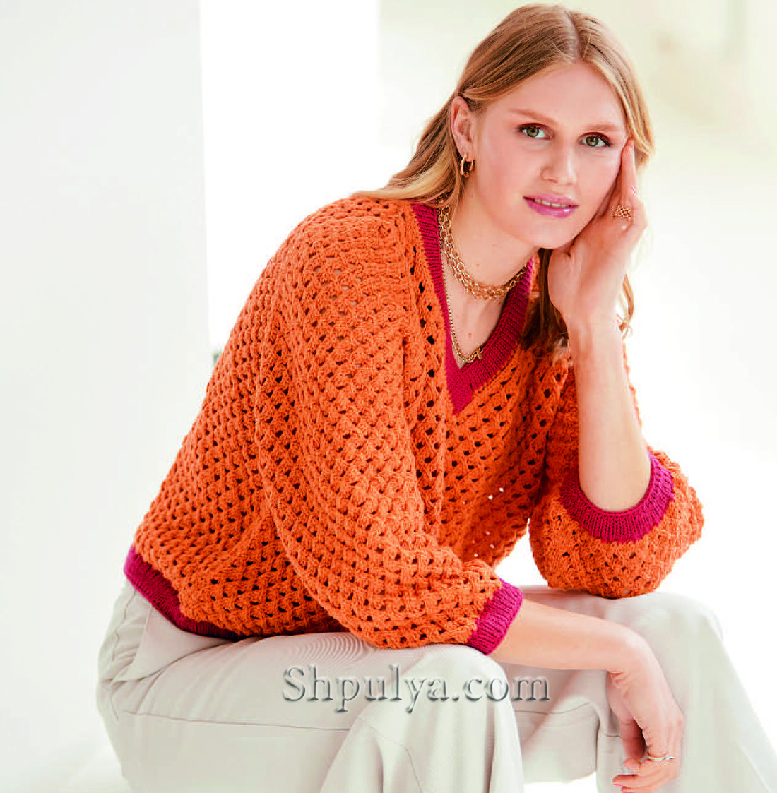 Широкий пуловер реглан с V-образной горловиной