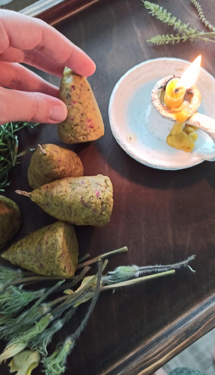 На фото денежные свечи 