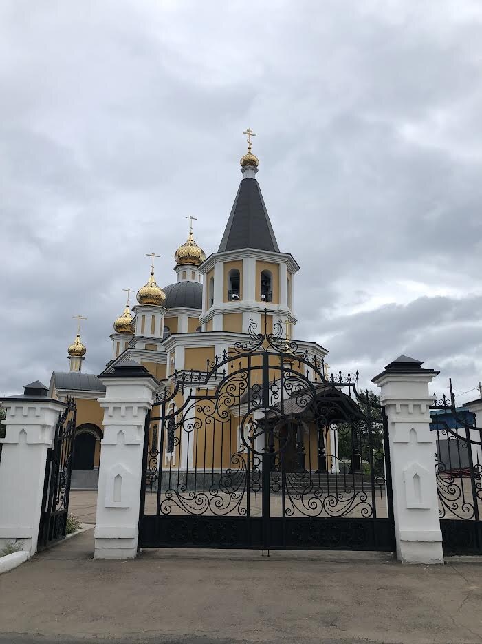 Большой храм. На втором фото хорошо видна решетка с символами.