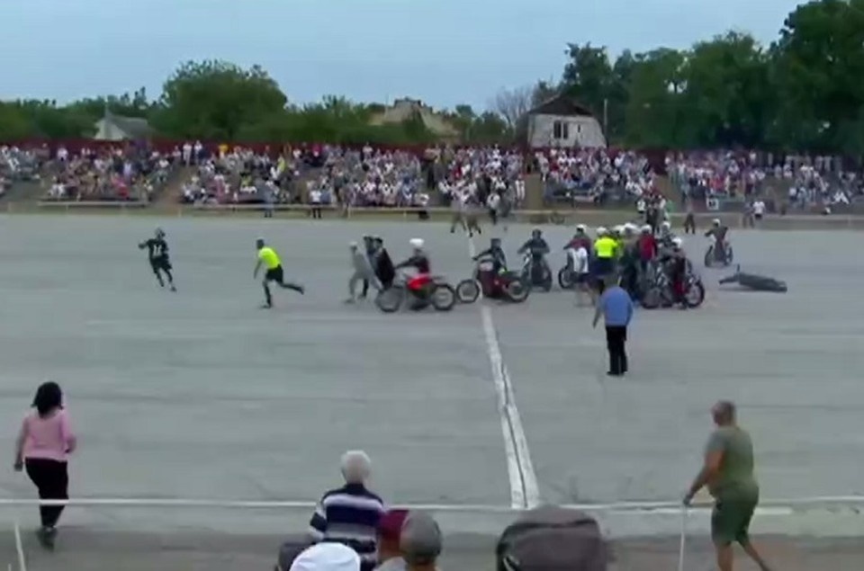    Игрокам настолько не понравилась работа арбитра, что ему пришлось убегать. Фото: стоп-кадр видео из соцсети.