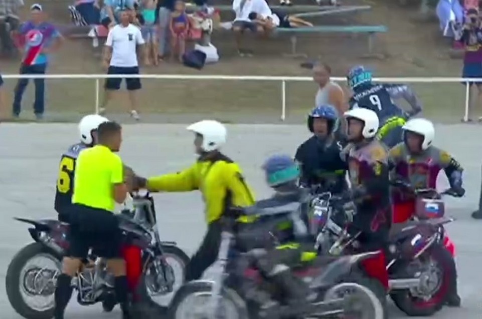    Начало конфликта: судью окружают игроки на мотоциклах. Фото: стоп-кадр видео из соцсети.