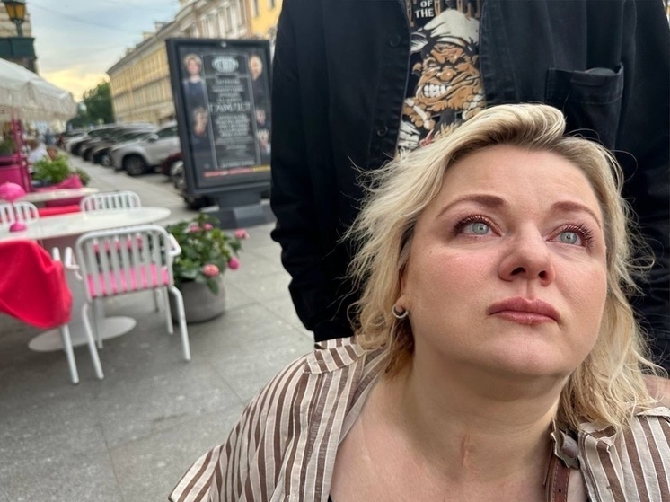     Работники театра не позволили женщине на инвалидной коляске подняться по лестнице в зал. В качестве причины они сослались на некий приказ Министерства культуры. Фото: группа артиста "Виктор Бычков".