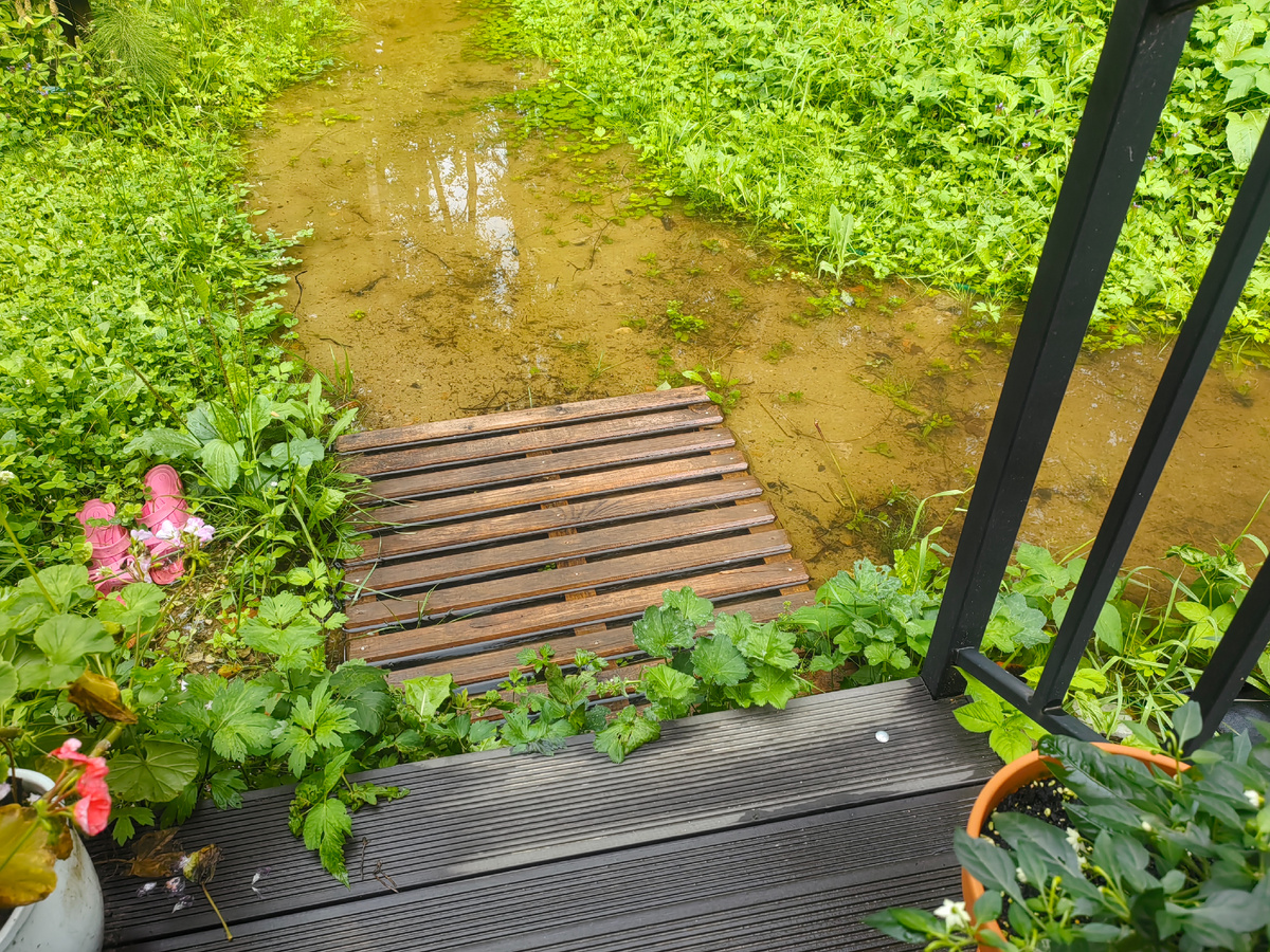 Щит, чтоб песок в дом не тащился, плавает, он лёгкий😂