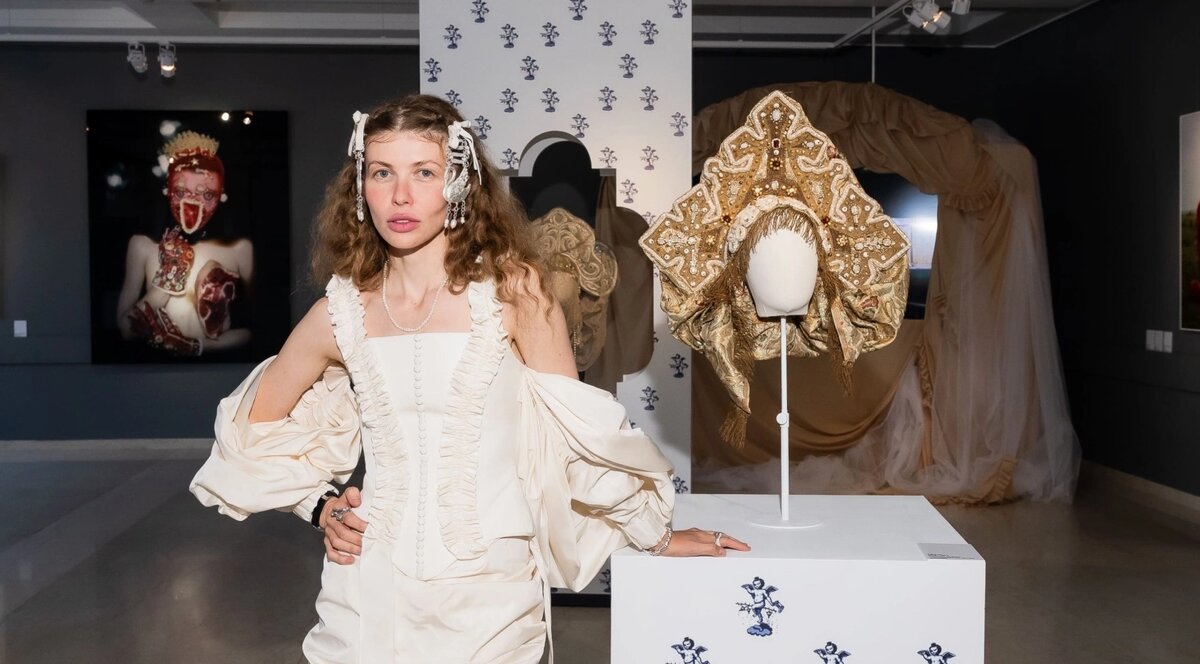 Источник: https://i-gency.ru/kultura/otkrytie-vystavki-igra-bez-slov-hudozhestvennye-miry-yuldus-bahtiozinoj-v-galeree-heritage/.