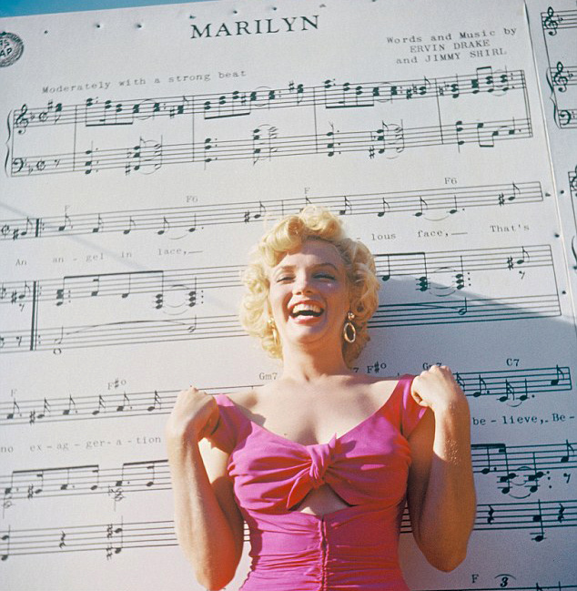 Мэрилин Монро позирует у пресс-волл с песней "Мэрилин". Фото Лани Карлосона, 03.08.1952.