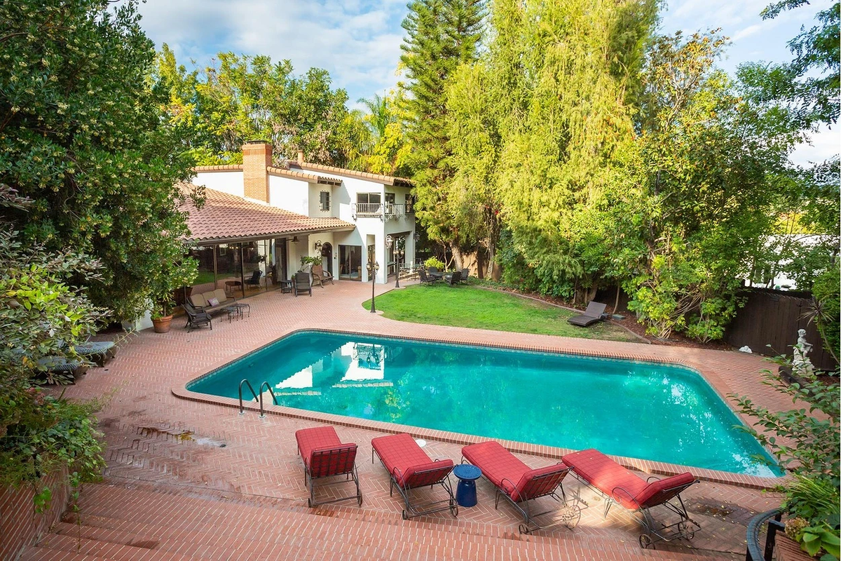 Дом в Шерман-Окс, владельцем которого был Рэй Энтони. Фото 08.11.2021.