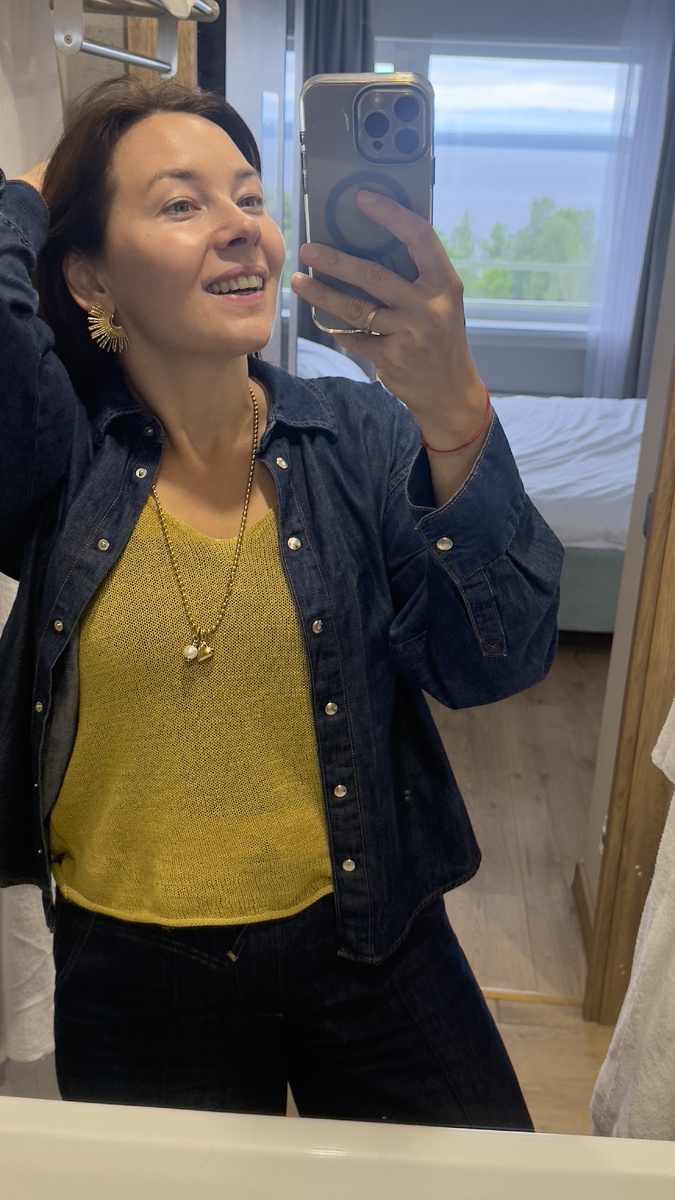 Я выбрала удобный джинсковый костюм и фактурную майку