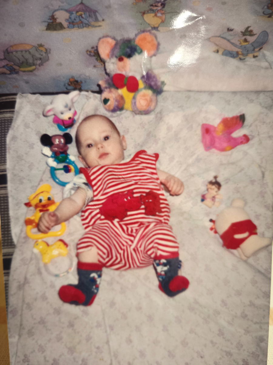 Моя сладенькая 🍓                                                                 Для меня было важно, чтобы хотя бы обои были детскими. Это, конечно, немного, но мне для счастья много и не нужно. Я даже тогда считала, что нужно радоваться тому, что есть, а это, по моему мнению, самое главное в жизни.