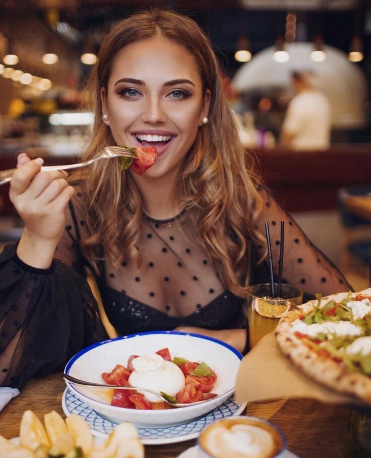 "Ты вампир, я — Blade 2, в первом он без ствола
Давай на тет-а-тет, yeah, ты и мой ТТ, yeah"(с) Фото: Pinterest / Tina Cemazar