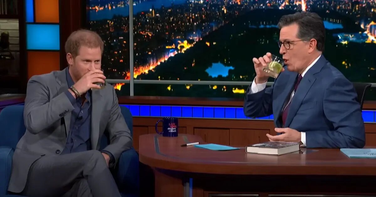 Гарри и Колберт во время появления королевской семьи в 2023 году в программе «Позднее шоу».