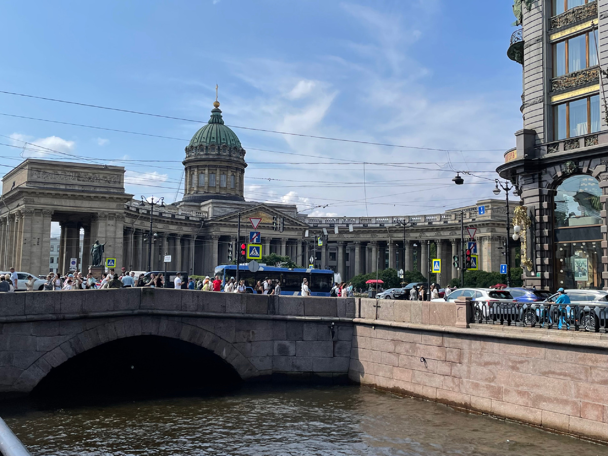 Казанский собор на Невском проспекте и канал Грибоедова