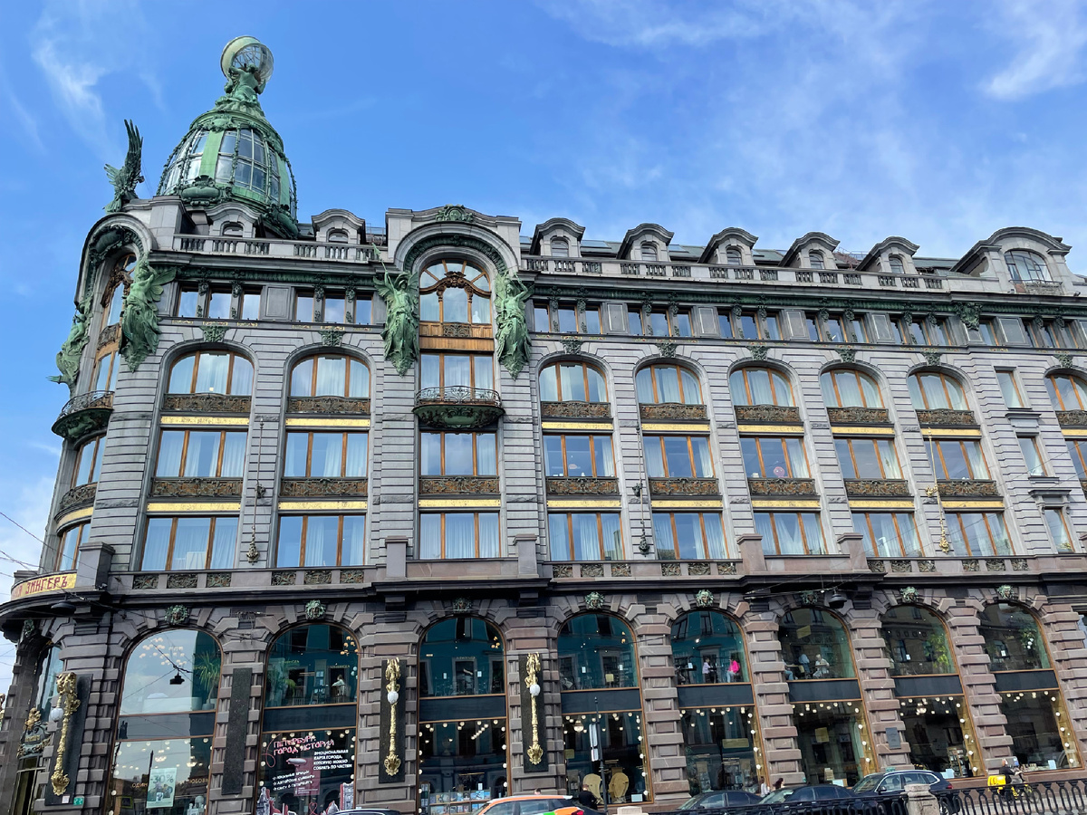 Знаменитый дом на углу Невского и канала Грибоедова