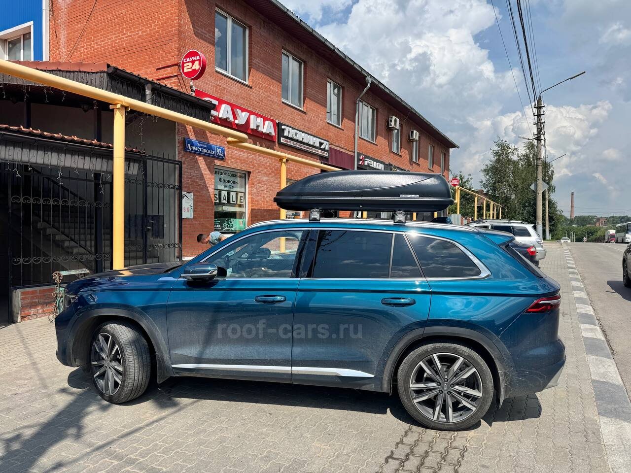 Установка багажника и автобокса 425л на Geely Monjaro в Туле