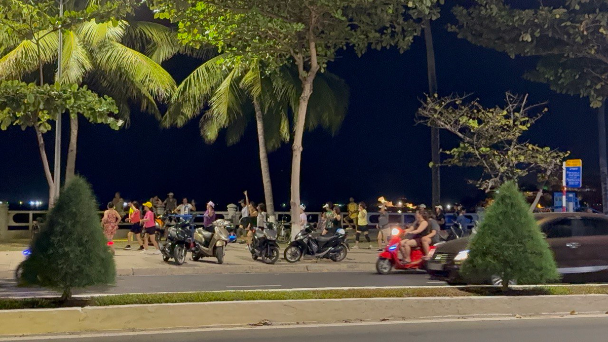 Ежедневно вьетнамки танцуют вечером на берегу