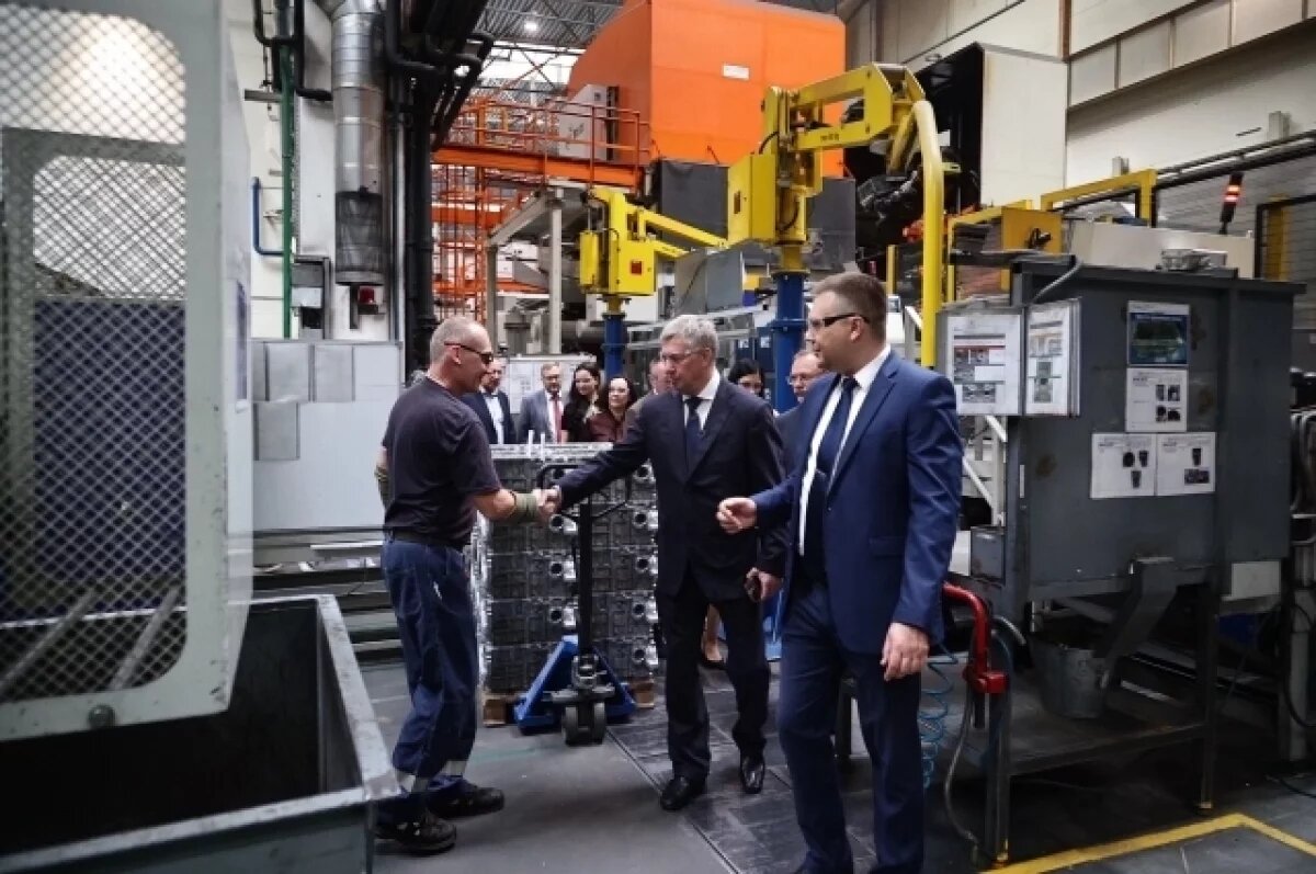    Русских обсудил с руководителями 2 заводов вопросы наращивания производства