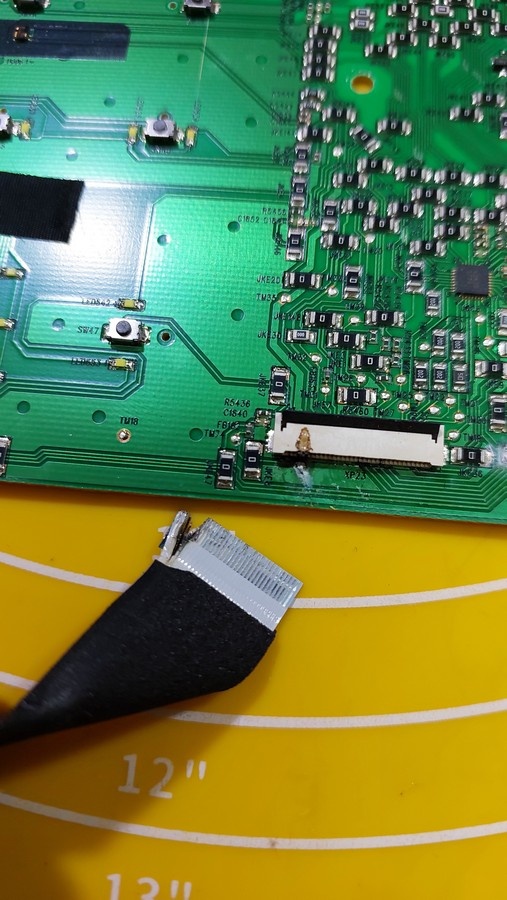 Сгоревший шлейф после воды в колонке JBL Partybox 310.