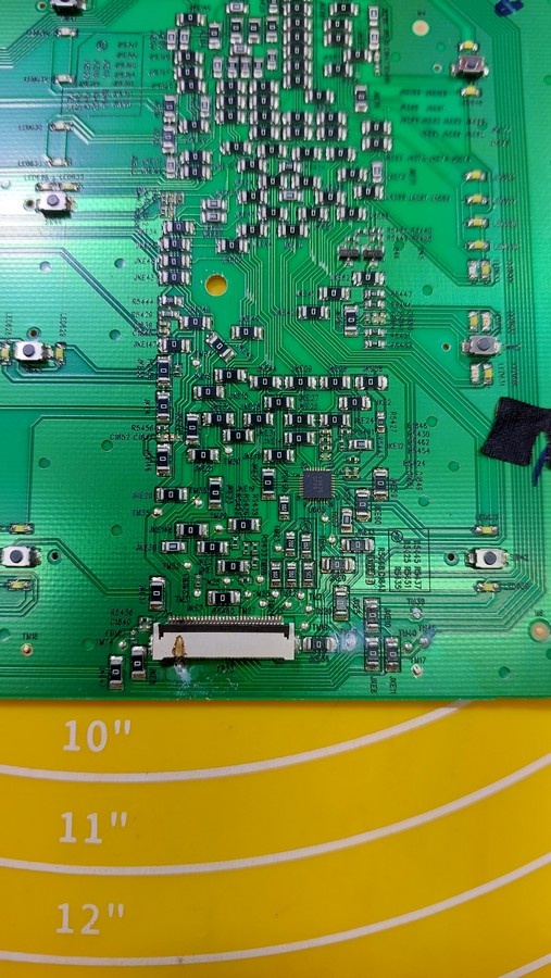 Следы окислений и повреждённый разъём платы управления JBL Partybox 310.