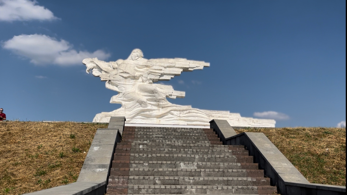 Памятник погибшим от схода ледника Колка установлен в семи километрах от селения Гизель, в месте, до которого дошёл ледник. Скульптура изображает юношу, вмерзшего в ледяную глыбу