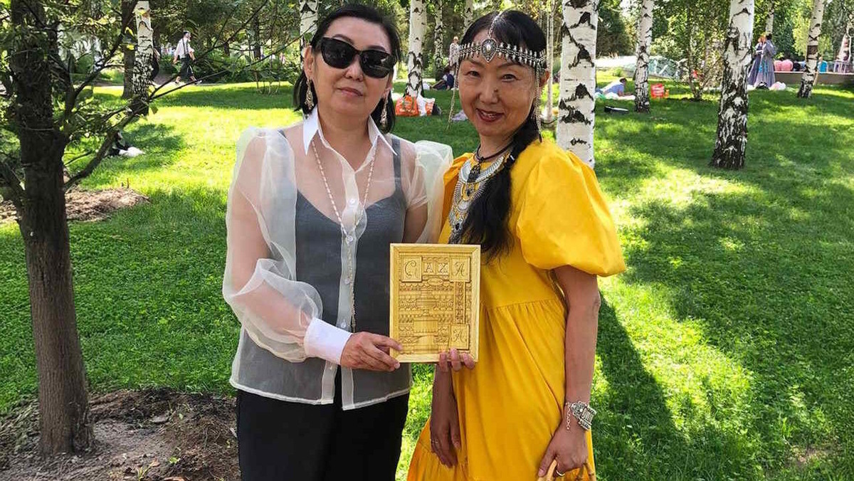    Первую в мире азбуку на якутском, русском и английском языках Анна задумала 30 лет назад. Фото: соцсети «Саха Азбуката».