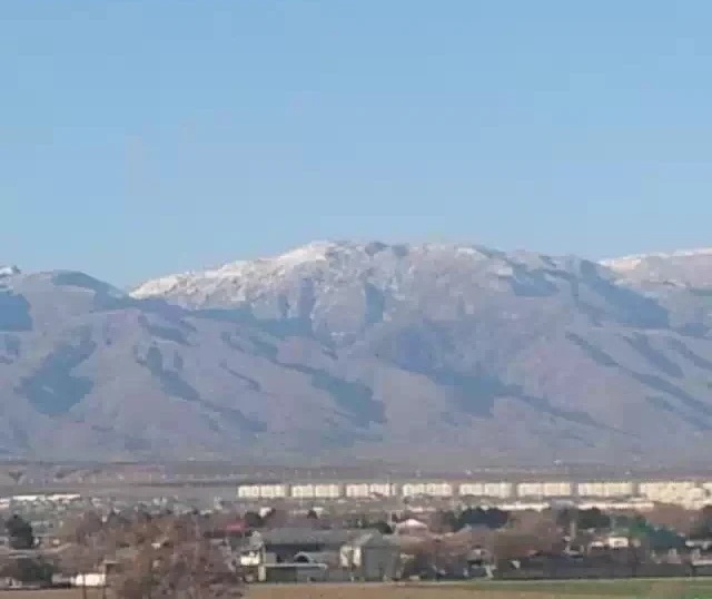 Вид на горы Копетдаг с крыши дома города Ашхабада.