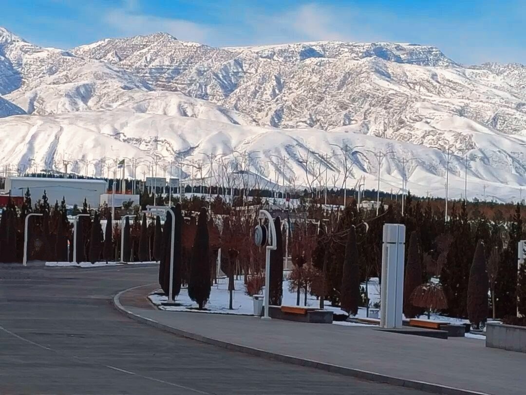 Ашхабад. Заснеженные горы зимой.