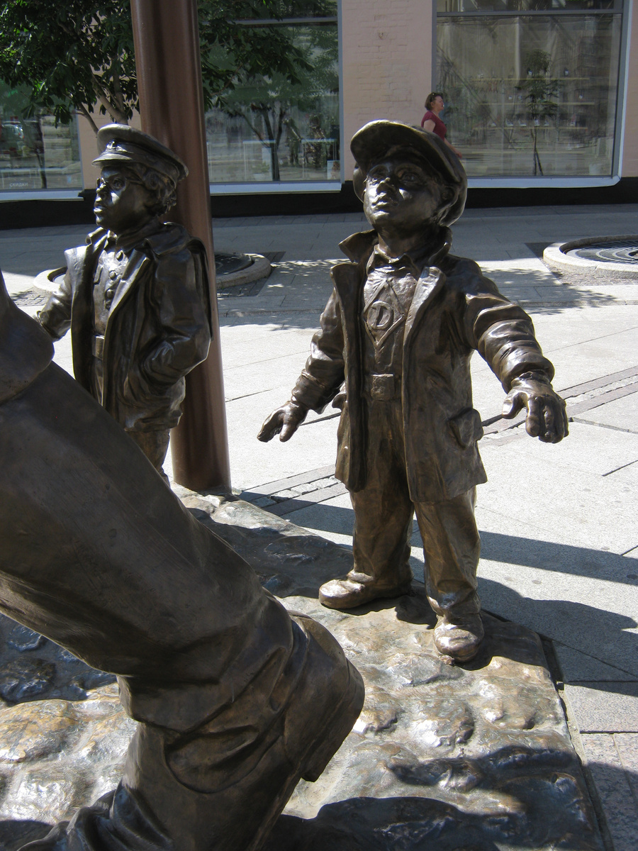 Суровые пацаны с эмблемой "Динамо"